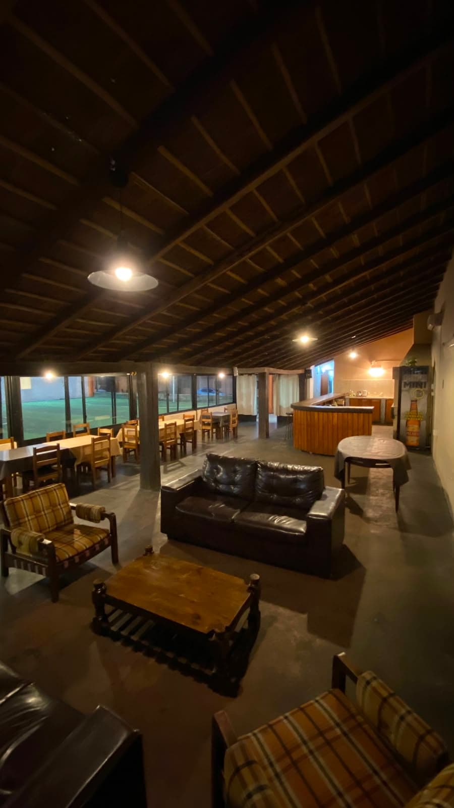 Living y barra del salón de Las Cañas